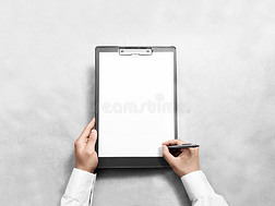 手签空白黑色剪贴板与白色a4纸设计模型