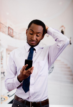 照片附加语言摄影图|英俊的男人穿着衬衫和领带摆着姿势手里拿着手机