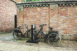 靠近砖墙的自行车