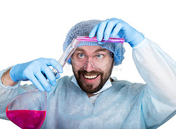有趣的疯狂情感化学家与瓶 疯狂的科学家在他的实验室里试验秘密公式