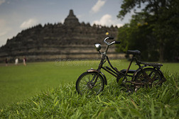 印度尼西亚Borobudur寺前的自行车