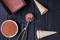 黑桌子上的巧克力冰淇淋和华夫饼蛋卷