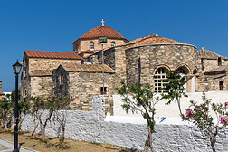 希腊帕罗斯岛帕里基亚的PanagiaEkatontapiliani教堂的背景