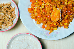 一碗米饭粥肉丝或猪肉丝和咸蛋混合蔬菜