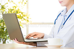 医生用电脑研究互联网、医疗保健和医学