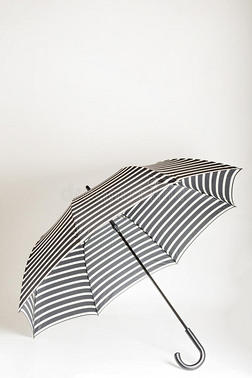 黑白时尚美女摄影图|时尚配饰-黑白条纹雨伞.