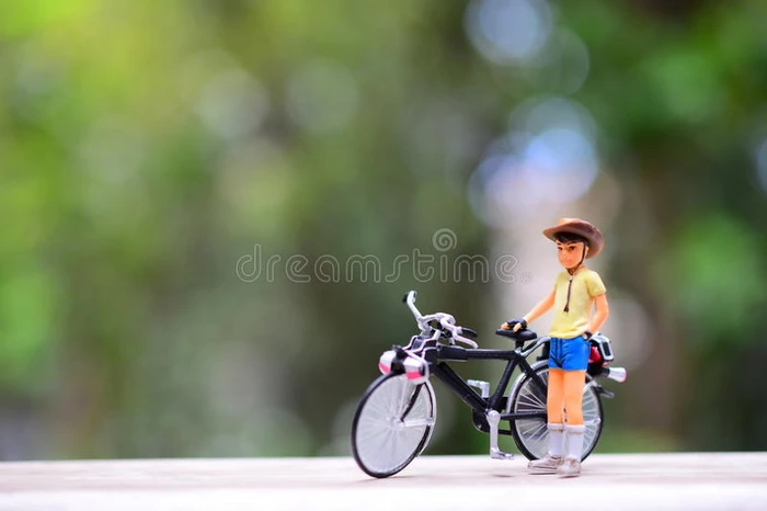带玩具自行车的孩子