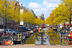 自行车在运河上的桥梁上阿姆斯特丹荷兰