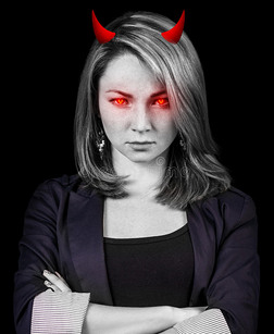 愤怒的女人有红色的眼睛和魔鬼的角