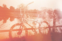 自行车在夏季草田河畔