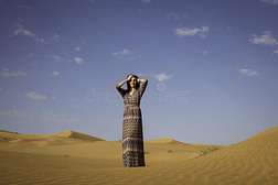 安娜在鲁贝尔卡利沙漠