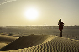 沙漠中的女性剪影