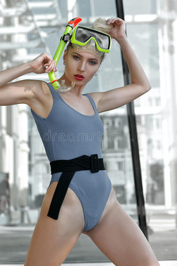时尚模特展示了一个潜水面具与浮潜