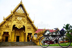 自行车停在泰国楠的WatSriPanTon前面
