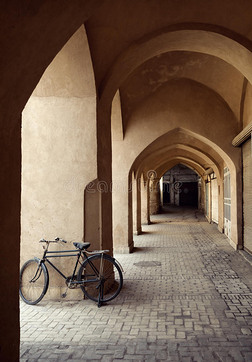 自行车停在一个传统的通道与粘土拱门在亚兹德市