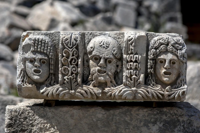 土耳其德姆雷迈拉的古老石器描绘了三张人类的脸