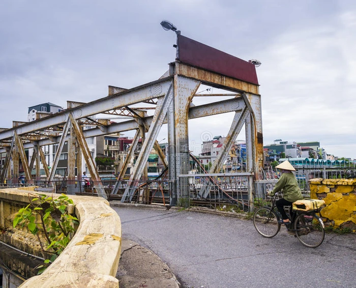 骑自行车过桥越南河内