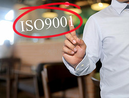 手的人触摸文字ISO9001与白色的模糊国际