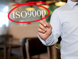 人的手触摸文字ISO9000与白色的模糊国际