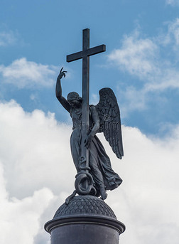 天使与十字架在亚历山大柱在背景白天蓝天圣彼得堡俄罗斯