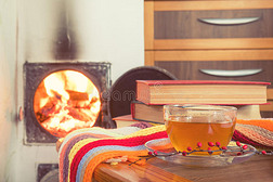 壁炉里的一杯茶和火焰