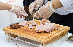 厨师在木板上切猪肉