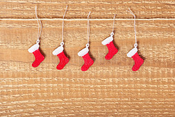 圣诞节简单的概念装饰红色油漆靴子在木制背景，模拟设计，关闭