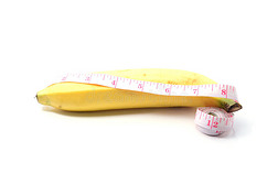 香蕉与测量磁带男子阴茎大小概念在白色