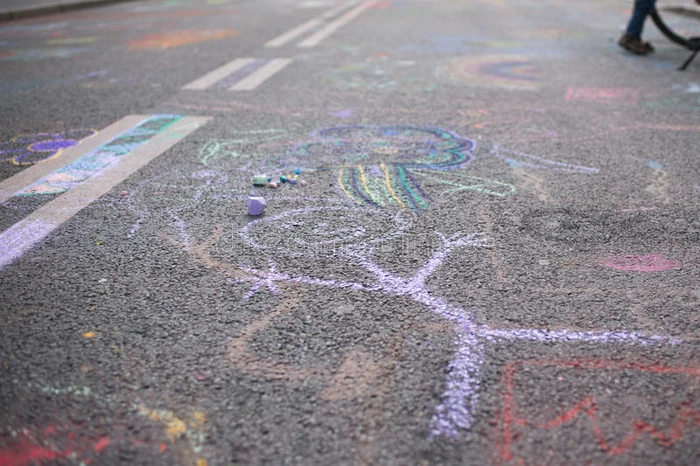 孩子们在人行道上用粉笔画画