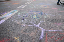 孩子们`在人行道上用粉笔画画