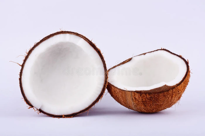 新鲜椰子半剪路椰奶在白色背景水果食品上分离