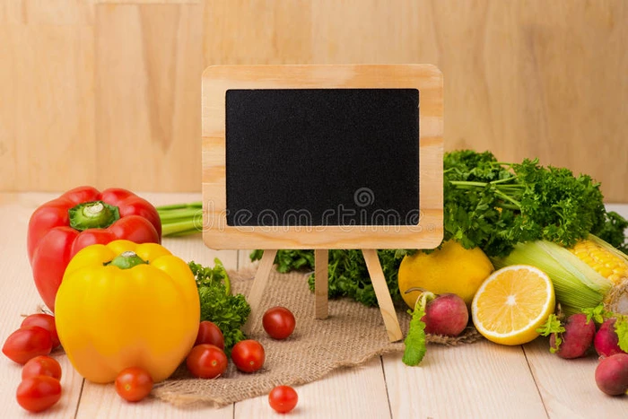 新鲜沙拉和黑板烹饪食谱免费复制空间