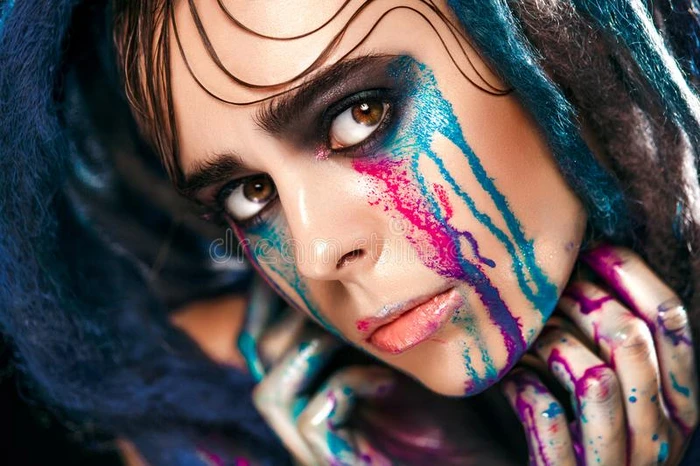 时尚模特女孩肖像用五颜六色的油漆组成 女人鲜艳的颜色化妆 时尚风格女士脸的特写艺术设计