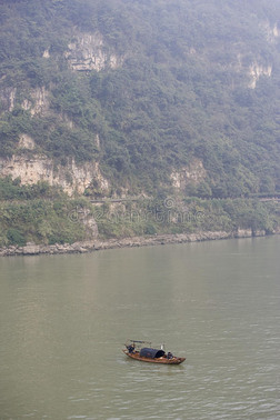 长江上的渔民在中国严重的空气和水污染中