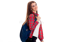 兴高采烈的年轻女学生背着书包，面带微笑，独自站在白色背景上。学生年概念