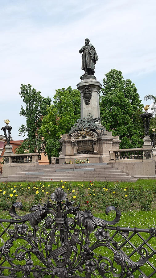 波兰华沙亚当·米基维奇雕像