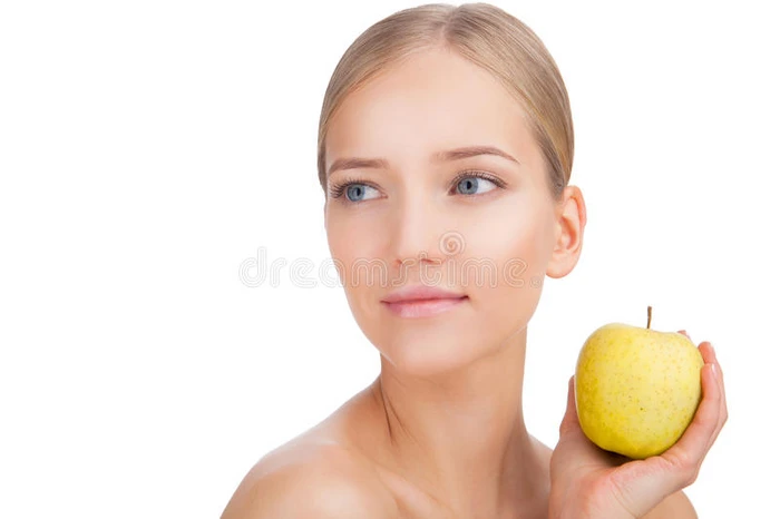 美女肖像与苹果 皮肤护理概念孤立在白色背景上