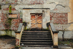 封闭的旧建筑和楼梯