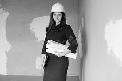一位女建筑师在建筑公司的黑白照片
