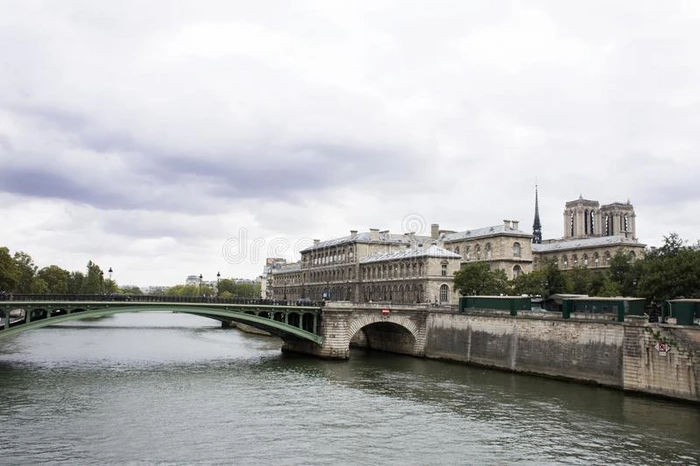 看法风景关于巴黎城市在河边关于围网河
