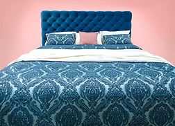 蓝色床家具和有图案的床亚麻布.软的丝绒织物