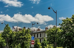 自然都市的风景和巴黎旗