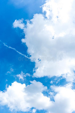 变模糊蓝色天为背景.