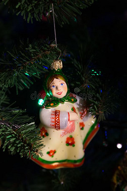 圣诞节树手使球俄国的女孩