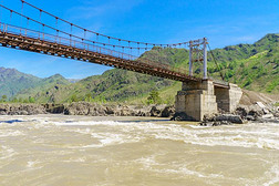 详述关于缆绳-停留桥越过河卡通河采用阿尔泰语