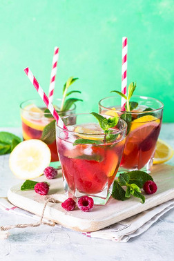 悬钩子柠檬汽水.冰冷的夏喝.