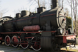 一老的黑的酿酒的制动火箭火车头和红色的轮子起立英语字母表的第15个字母