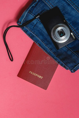 护照,衣服,照片照相机向粉红色的背景.顶看法transformer-reactorassembly变压器-反应堆装置