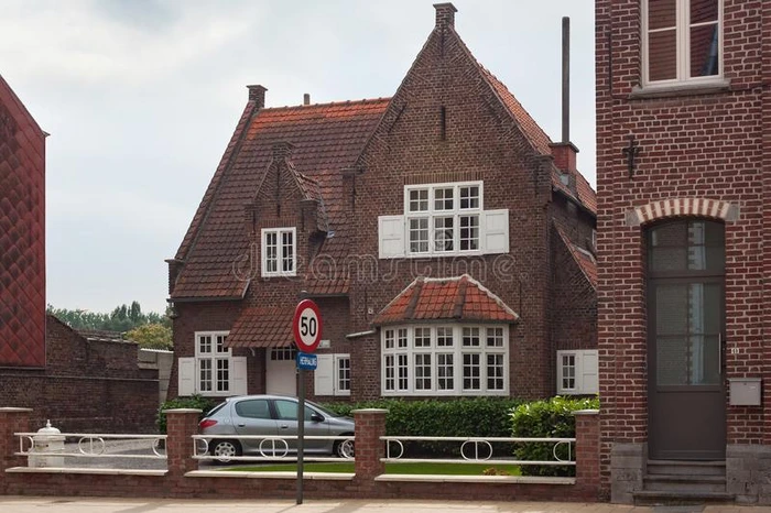 胡哈尔登,比利时-九月04,2014老的红色的砖建筑物