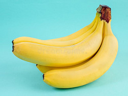大的束关于成熟的黄色的香蕉向明亮的蓝色背景